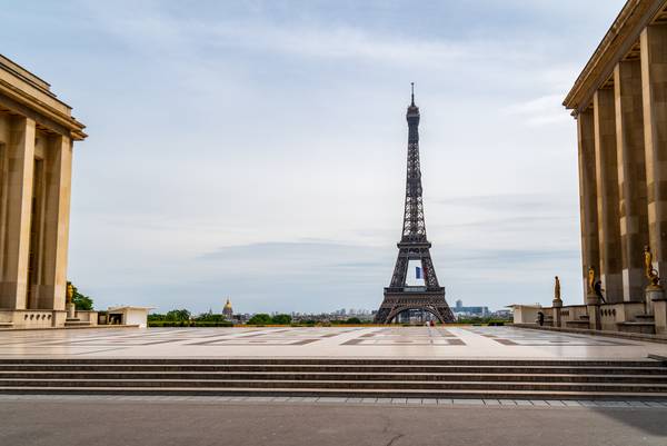 März 2020: Die menschenleere Place du Trocadéro in Paris zu Beginndes Lockdown März 2020: Die menschenleere Place du Trocadéro in Paris zu Beginndes Lockdown