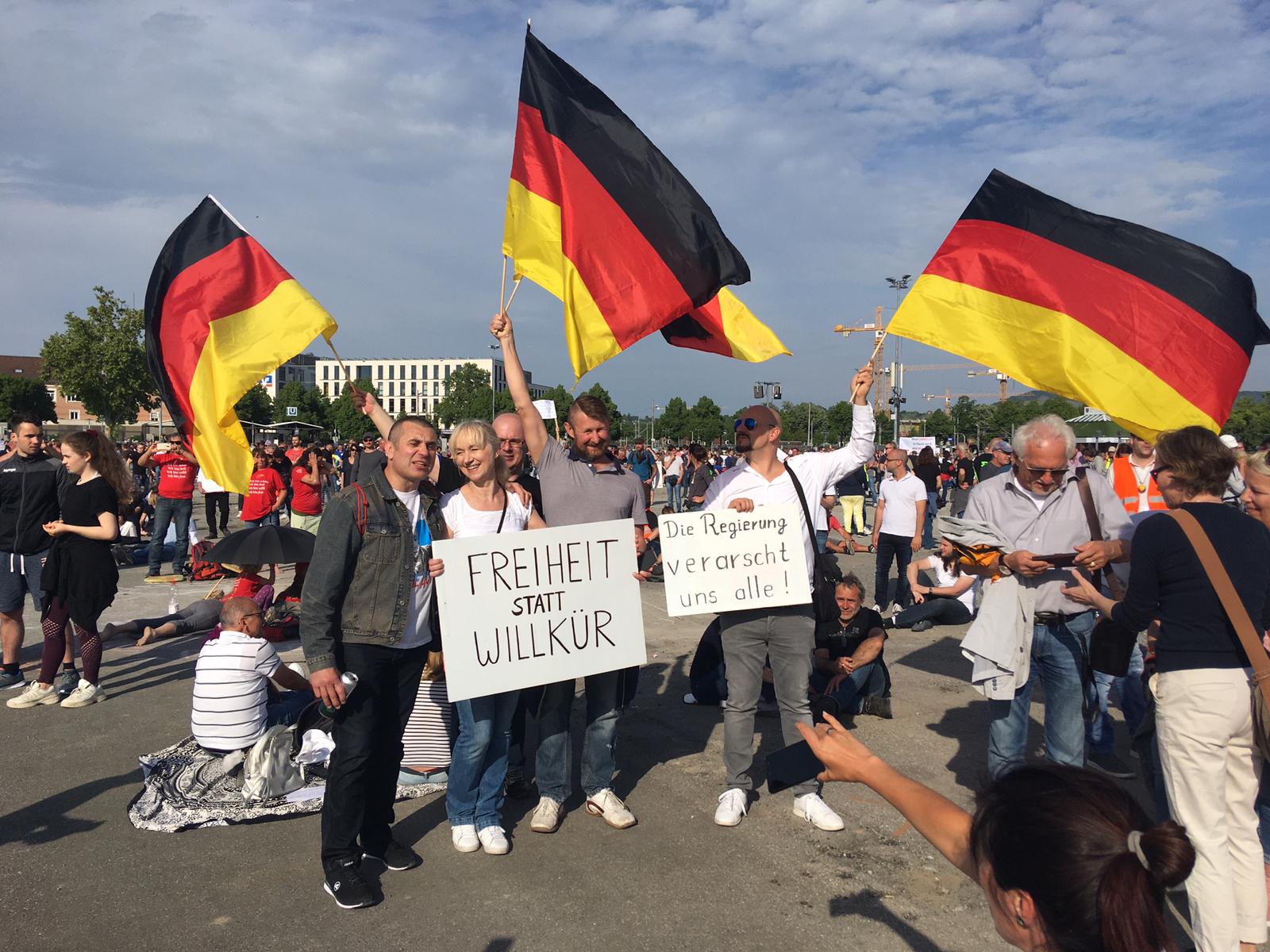 AfD-MdLs Baum, Räpple und Stauch bei der Demo von Querdenken 711 am 09. Mai auf dem Cannstatter Wasen AfD-MdLs Baum, Räpple und Stauch bei der Demo von Querdenken 711 am 09. Mai auf dem Cannstatter Wasen
