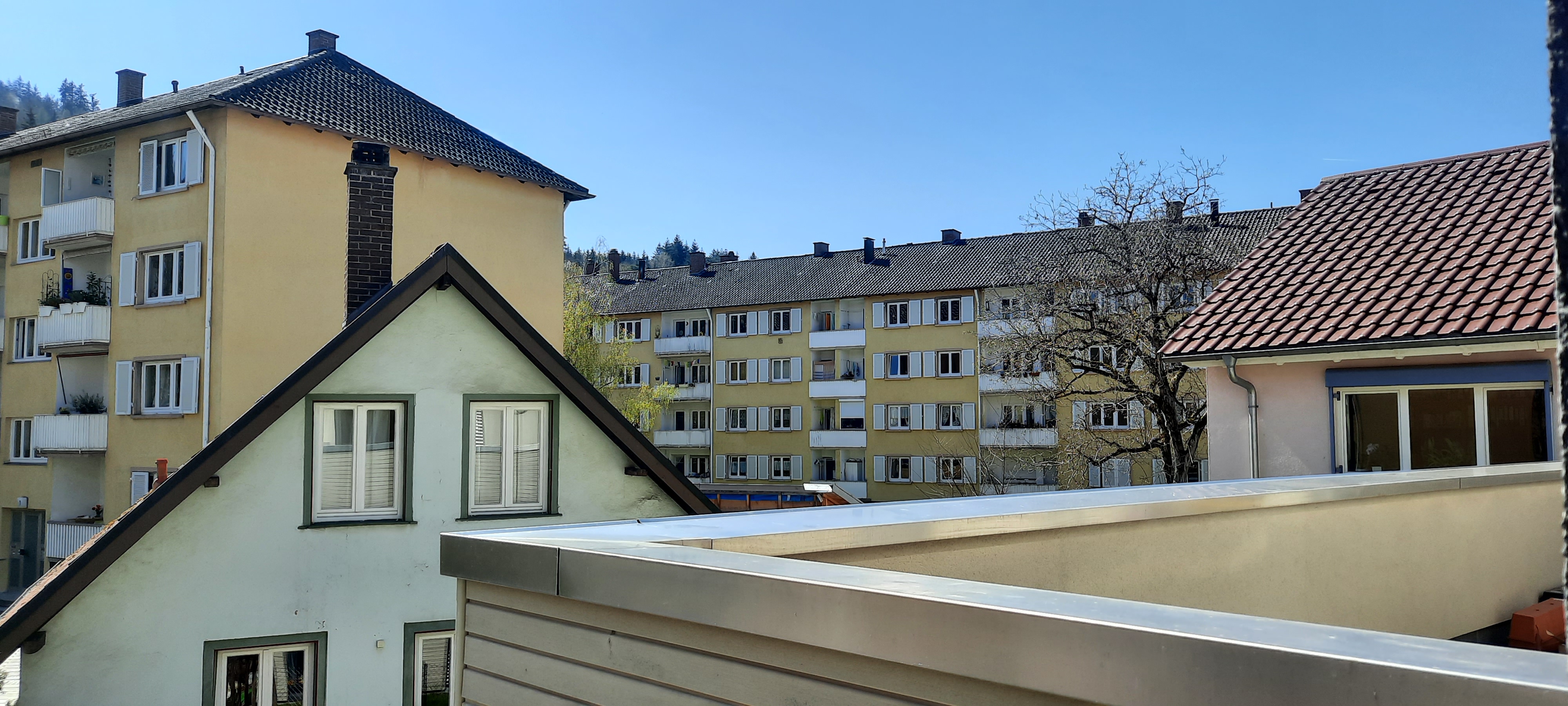 Ein Viertel in Freiburg Hausdächer unter blauem Himmel