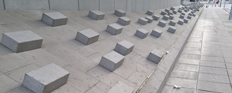 Betonquader Betonquader auf einer Fläche