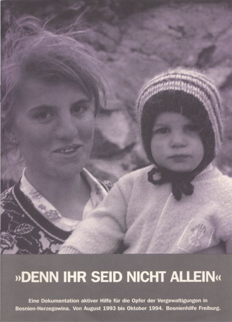 Eine Frau und ein Kleinkind auf ihrem Arm schauen in die Kamera