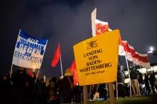 Demonstranten stehen vor dem Baden-Württembergischen Landtag und demonstrieren gegen den Neujahrsempfang der AfD-Landtagsfraktion Baden-Württemberg im Landtag.