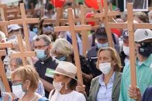 Beatrix von Storch (2.v.r., AfD), stellvertretende AfD-Fraktionschefin, nimmt ab der Demonstration «Marsch für das Leben» gegen Abtreibungen vom "Bündnis für sexuelle Selbstbestimmung, sexuelle Vielfalt und bunte Lebensentwürfe" teil und hält ein Kreuz in der Hand.