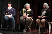 Drei irakische Schriftstellerinnen auf einer Bühne