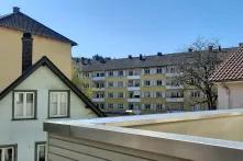 Ein Viertel in Freiburg Hausdächer unter blauem Himmel