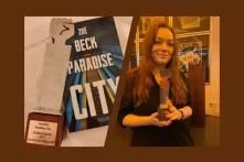 linkes Bild: Politikkrimipreis neben dem Buch Paradise City, rechts Zoë Beck mit dem Preis in der Hand