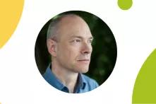 Bild eines Mannes, der nicht direkt in die Kamera schaut.