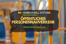 Das Bild zeigt das Innere eines leeren öffentlichen Verkehrsmittels, wahrscheinlich einer Straßenbahn oder eines Busses, mit Sitzplätzen und Haltestangen. Im Vordergrund ist ein Stop-Knopf zu sehen. Über dem Bild liegt ein transparenter Textblock mit der Aufschrift "ÖFFENTLICHER PERSONENNAHVERKEHR" und "INFRASTRUKTURATLAS"