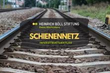 GPT  Das Bild zeigt Eisenbahnschienen, die in die Ferne führen. Über den Schienen ist ein Textfeld mit "SCHIENENNETZ" und "INFRASTRUKTURATLAS" 