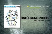 in Cover für ein Einführungsvideo mit dem Titel "Infrastrukturatlas". Auf der linken Seite ist das Titelbild des Infrastrukturatlas mit einer Zeichnung, die verschiedene Elemente der Infrastruktur zeigt, wie zum Beispiel Windräder, Personen und Verkehrsmittel.