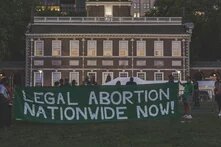Menschen halten ein Banner mit der Aufschrift Legal Abortion nationwide now