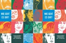 Mosaik aus gezeichneten Porträts in kontrastreichen Schraffuren, darunter Personen mit Kopfhörern, Brillen und verschiedenen Gesichtsausdrücken. In der Mitte steht in weißer Schrift auf blauem Hintergrund: „WIE GEHT ES DIR?“. Unten mittig: „SECHZIG GEZEICHNETE GESPRÄCHE NACH DEM 7. OKTOBER 2023“.