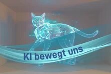Katzenähnliche, teils transparente KI-Visualisierung mit leuchtenden, blauen Linien und Netzwerken, die den Körper durchziehen. Im Vordergrund eine dynamische, geschwungene Lichtspur mit dem Text „KI bewegt uns“.
