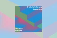 Graphische Darstellung mit überlappenden, farbigen Flächen in Blau-, Grün-, Rosa- und Violetttönen, die dynamisch und abstrakt wirken. Im Zentrum steht weiß auf farbigem Hintergrund der Text: „Diskriminierung beenden, Fairness stärken“.