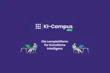 Logo und Schriftzug „KI-Campus BETA“ oben links. Darunter steht in weißer Schrift: „Die Lernplattform für Künstliche Intelligenz“. Zwei stilisierte Figuren sitzen an Schreibtischen mit Laptops: eine Person und ein Roboter. Beide wirken konzentriert. Der Hintergrund ist dunkelblau.