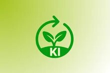 Grünes Logo auf hellem Hintergrund: Ein kreisförmiger Pfeil umschließt eine junge Pflanze mit zwei Blättern. Im unteren Bereich des Kreises steht die Abkürzung „KI“ in Weiß. Das Logo symbolisiert den Zusammenhang von Künstlicher Intelligenz und Nachhaltigkeit.
