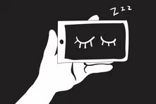 Hand, die ein Smartphone hält, auf dessen schwarzem Display zwei geschlossene Augen mit Wimpern zu sehen sind. Über dem Smartphone schwebt das Symbol „Zzz“, das Schlaf andeutet. Die Illustration symbolisiert das Einschlafen beim Nutzen des Smartphones.