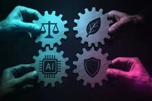 Vier Zahnräder mit Symbolen für Gerechtigkeit (Waage), Nachhaltigkeit (Blatt), Sicherheit (Schild) und Künstliche Intelligenz (Mikrochip mit „AI“), jeweils von einer Hand gehalten; die Anordnung betont die gleichwertige Verbindung dieser Aspekte im Entwicklungsprozess.
