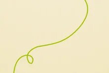 Abstrakte, grüne, geschwungene Linie auf beigefarbenem Hintergrund, die von links unten nach rechts oben verläuft und eine kleine Schlaufe bildet; dekoratives Gestaltungselement ohne Text.