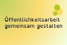 Große schwarze Überschrift „Öffentlichkeitsarbeit gemeinsam gestalten“ auf einem gelb-grünen Farbverlauf; rechts oben mehrere sich überlappende Kreise in Grün- und Gelbtönen als grafisches Gestaltungselement.