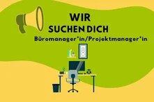 Ein Megafon-Piktogramm neben dem Schriftzug "Wir suchen dich, Büromanagerin/Projektmanagerin" in schwarzer Schrift, darunter die Illustration eines Schreibtischs mit Bürostuhl, Monitor, Kopfhörern, Wanduhr und Papierkorb, auf grün-gelbem Wellenhintergrund.