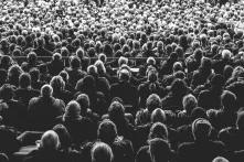 Viele Menschen, die nach vorne schauen