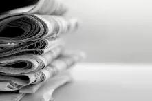 Zeitungen auf einem Stapel