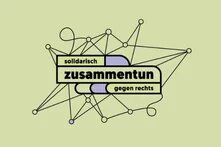 Zentrale Wortmarke „solidarisch zusammentun gegen rechts“ in einem stilisierten Banner mit abgerundeten Ecken, auf hellgrünem Hintergrund. Umgeben von einem Netz aus schwarzen Linien und Punkten, das Verbindungen zwischen Menschen symbolisiert. Die Wörter „solidarisch“ und „gegen rechts“ sind in Kleinbuchstaben, „zusammentun“ fett und hervorgehoben in dunklem Violett.