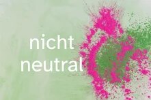 Grün-rosa Farbpulver explodiert auf hellgrünem Hintergrund. Mittig steht in weißen Buchstaben: nicht neutral.