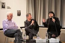 Jasmin Siri, Winfried Kretschmann und Peter Siller beim Demokratiedialog in Stuttgart