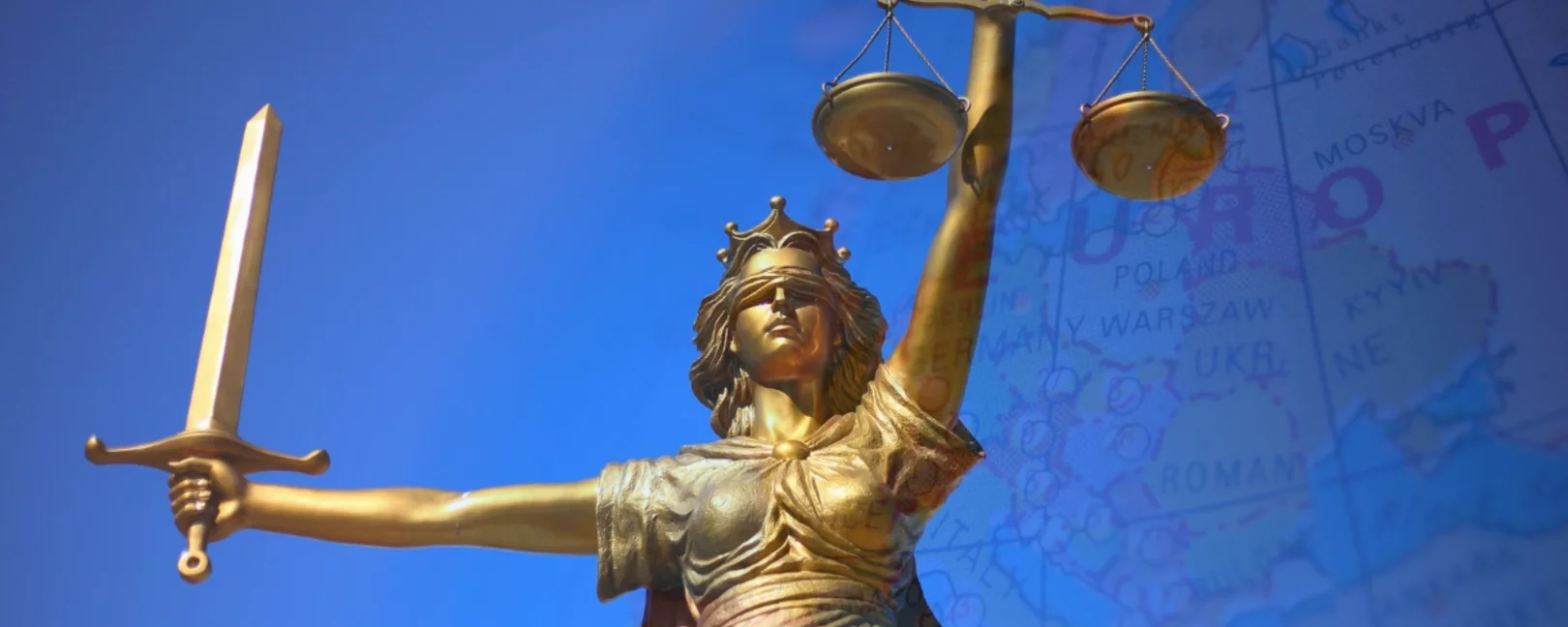 Justitia auf blauem Hintergrund, durchscheinend ein Teil von Europa auf einem Globus