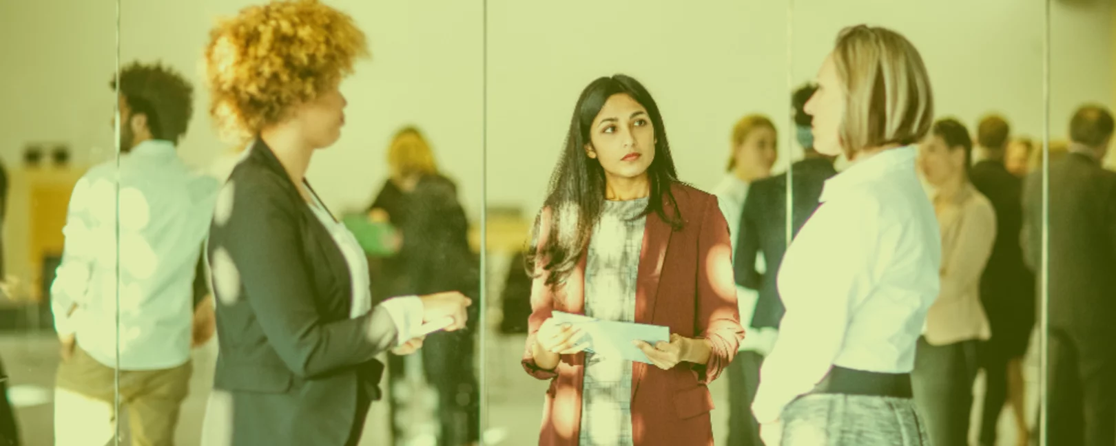 Das Bild zeigt eine Szene mit mehreren Personen bei einer Veranstaltung