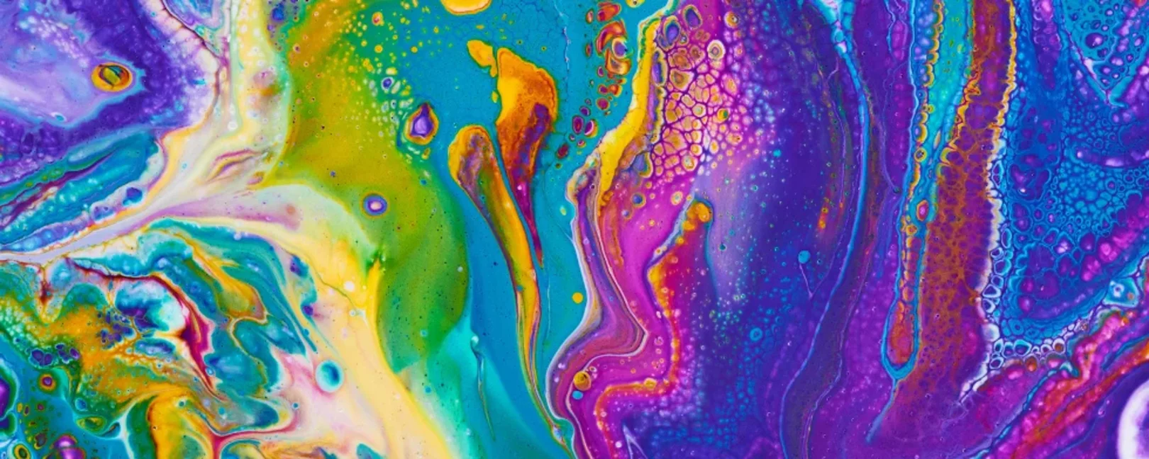 Ein abstraktes, farbenfrohes Gemälde mit ineinanderfließenden Mustern aus Violett, Türkis, Gelb, Rosa und Orange sowie zellartigen Strukturen.