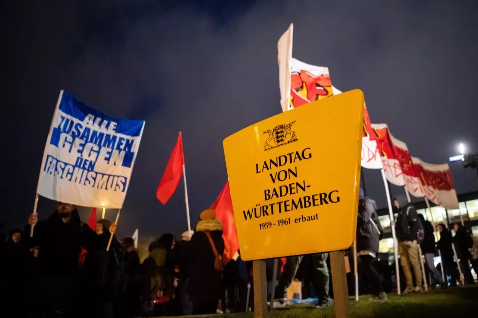 Demonstranten stehen vor dem Baden-Württembergischen Landtag und demonstrieren gegen den Neujahrsempfang der AfD-Landtagsfraktion Baden-Württemberg im Landtag. Demonstranten stehen vor dem Baden-Württembergischen Landtag und demonstrieren gegen den Neujahrsempfang der AfD-Landtagsfraktion Baden-Württemberg im Landtag.