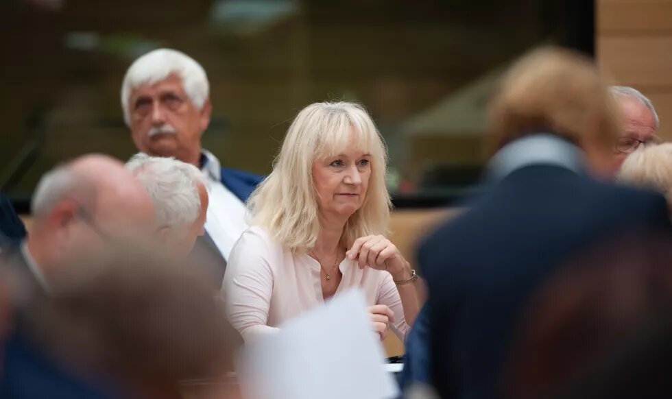 Christina Baum (AfD) im Plenarsaal des Landtags Baden-Württemberg, nachdem ihre Wahl ins Parlamentarische Kontrollgremium mit den Stimmen aller Parteien außer der AfD abgelehnt worden war.