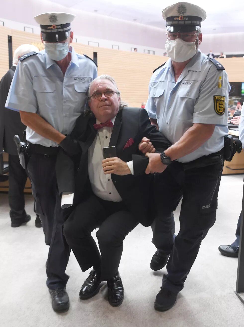 Heinrich Fiechtner (parteilos, M) wird von Polizeibeamten aus dem Landtag von Baden-Württemberg getragen. Der Abgeordnete wurde nach einem Redebeitrag von Landtagspräsidentin M. Aras von der Sitzung ausgeschlossen. Fiechtner weigerte sich aber zu gehen. Die Landtagssitzung wurde vorübergehend unterbrochen.