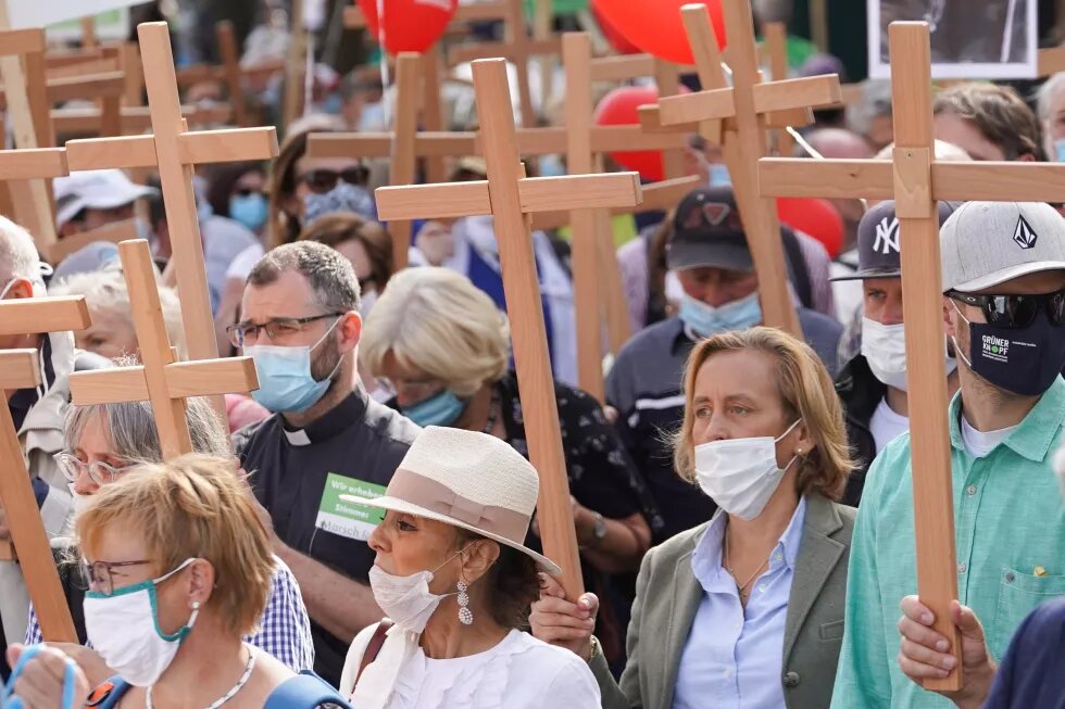 Beatrix von Storch (2.v.r., AfD), stellvertretende AfD-Fraktionschefin, nimmt ab der Demonstration «Marsch für das Leben» gegen Abtreibungen vom "Bündnis für sexuelle Selbstbestimmung, sexuelle Vielfalt und bunte Lebensentwürfe" teil und hält ein Kreuz in der Hand. Beatrix von Storch (2.v.r., AfD), stellvertretende AfD-Fraktionschefin, nimmt ab der Demonstration «Marsch für das Leben» gegen Abtreibungen vom "Bündnis für sexuelle Selbstbestimmung, sexuelle Vielfalt und bunte Lebensentwürfe" teil und hält ein Kreuz in der Hand.