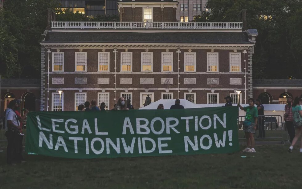 Menschen halten ein Banner mit der Aufschrift Legal Abortion nationwide now