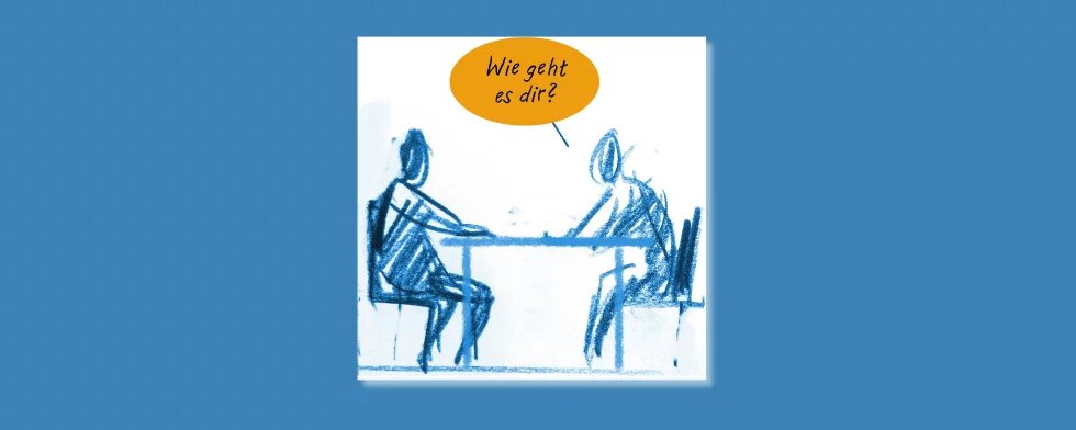 llustration zweier abstrakt gezeichneter Personen, die an einem Tisch sitzen. Eine der Personen fragt in einer orangefarbenen Sprechblase: 'Wie geht es dir?'