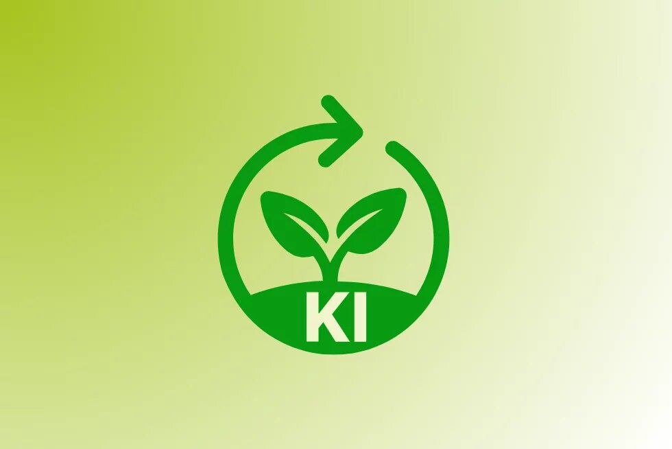 Grünes Logo auf hellem Hintergrund: Ein kreisförmiger Pfeil umschließt eine junge Pflanze mit zwei Blättern. Im unteren Bereich des Kreises steht die Abkürzung „KI“ in Weiß. Das Logo symbolisiert den Zusammenhang von Künstlicher Intelligenz und Nachhaltigkeit.