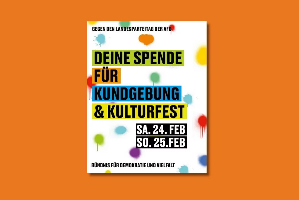 Plakat mit dem Aufruf „Gegen den Landesparteitag der AfD“. In großen bunten Buchstaben steht: „Deine Spende für Kundgebung & Kulturfest. Sa. 24. Feb, So. 25. Feb.“ Unten steht: „Bündnis für Demokratie und Vielfalt“, Hintergrund mit bunten Farbspritzern.