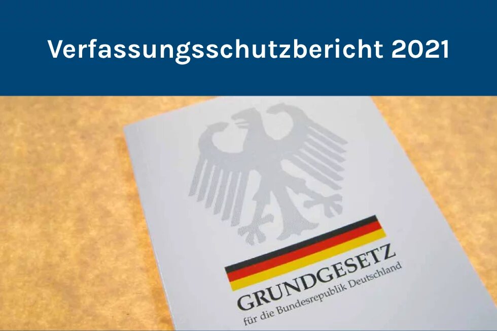 Titelseite des Verfassungsschutzberichts 2021 mit dem Grundgesetz der Bundesrepublik Deutschland, darauf der Bundesadler und eine schwarz-rot-goldene Linie.
