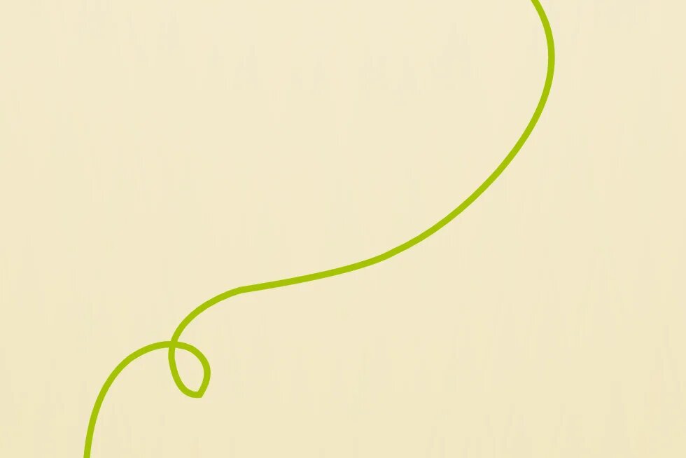 Abstrakte, grüne, geschwungene Linie auf beigefarbenem Hintergrund, die von links unten nach rechts oben verläuft und eine kleine Schlaufe bildet; dekoratives Gestaltungselement ohne Text.