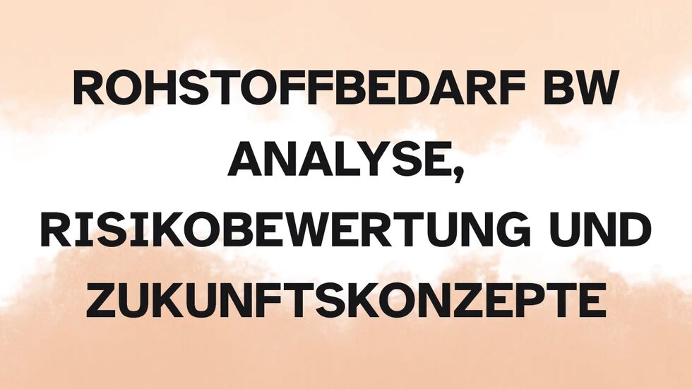 Präsentationsfolie mit orangefarbenem, wolkigem Hintergrund und großem schwarzen Titeltext: „ROHSTOFFBEDARF BW – Analyse, Risikobewertung und Zukunftskonzepte“