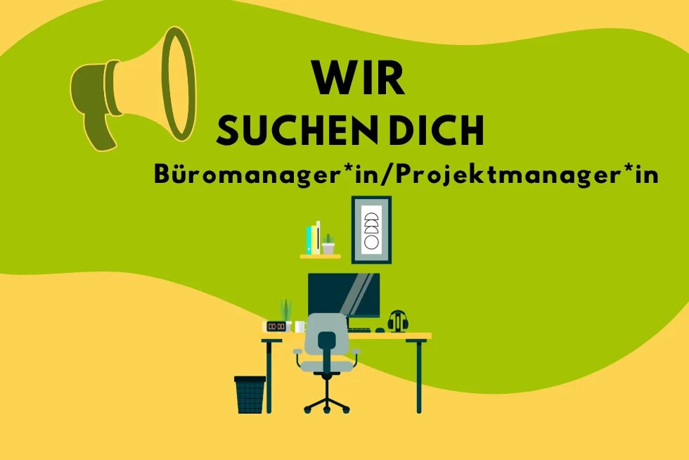 Ein Megafon-Piktogramm neben dem Schriftzug "Wir suchen dich, Büromanagerin/Projektmanagerin" in schwarzer Schrift, darunter die Illustration eines Schreibtischs mit Bürostuhl, Monitor, Kopfhörern, Wanduhr und Papierkorb, auf grün-gelbem Wellenhintergrund.