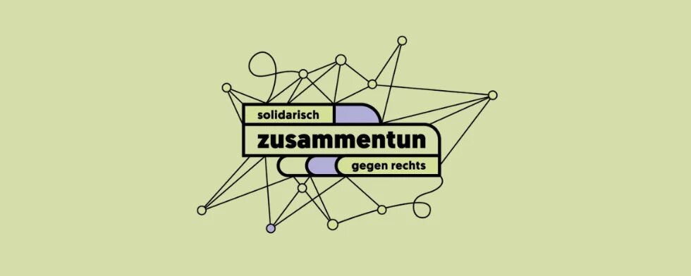 Zentrale Wortmarke „solidarisch zusammentun gegen rechts“ in einem stilisierten Banner mit abgerundeten Ecken, auf hellgrünem Hintergrund. Umgeben von einem Netz aus schwarzen Linien und Punkten, das Verbindungen zwischen Menschen symbolisiert. Die Wörter „solidarisch“ und „gegen rechts“ sind in Kleinbuchstaben, „zusammentun“ fett und hervorgehoben in dunklem Violett.