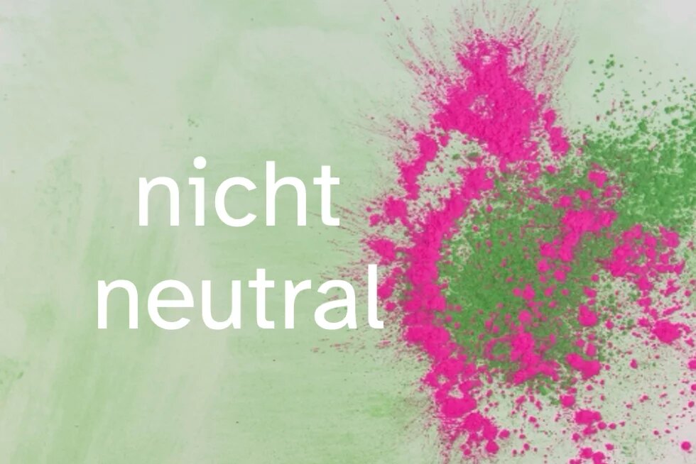 Grün-rosa Farbpulver explodiert auf hellgrünem Hintergrund. Mittig steht in weißen Buchstaben: nicht neutral. Grün-rosa Farbpulver explodiert auf hellgrünem Hintergrund. Mittig steht in weißen Buchstaben: nicht neutral.