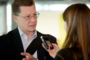 Bastian Hermisson wird interviewt