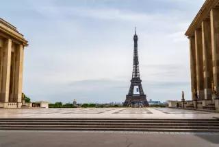 März 2020: Die menschenleere Place du Trocadéro in Paris zu Beginndes Lockdown März 2020: Die menschenleere Place du Trocadéro in Paris zu Beginndes Lockdown
