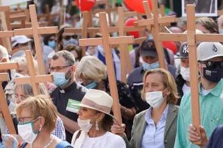 Beatrix von Storch (2.v.r., AfD), stellvertretende AfD-Fraktionschefin, nimmt ab der Demonstration «Marsch für das Leben» gegen Abtreibungen vom "Bündnis für sexuelle Selbstbestimmung, sexuelle Vielfalt und bunte Lebensentwürfe" teil und hält ein Kreuz in der Hand.